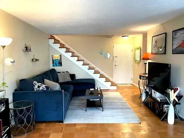 301 N Beauregard St APT 203, Alexandria, VA 22312