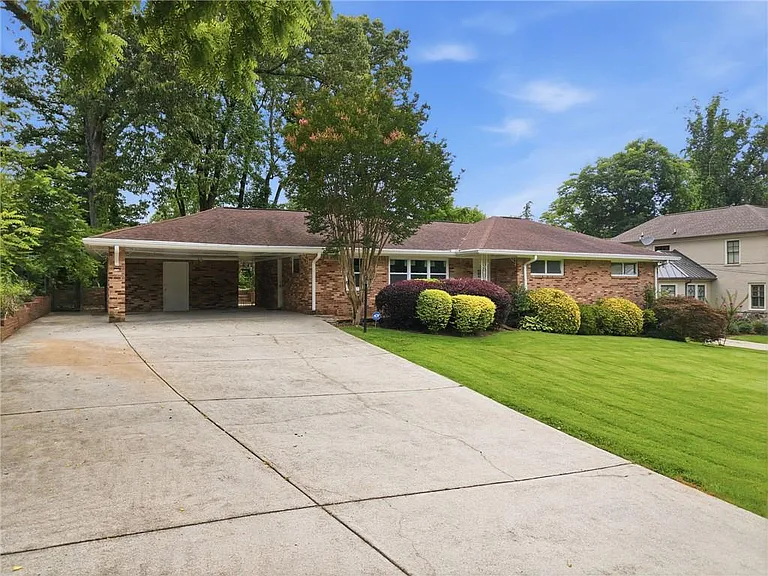 2140 Oakawana Dr NE — Photo 2