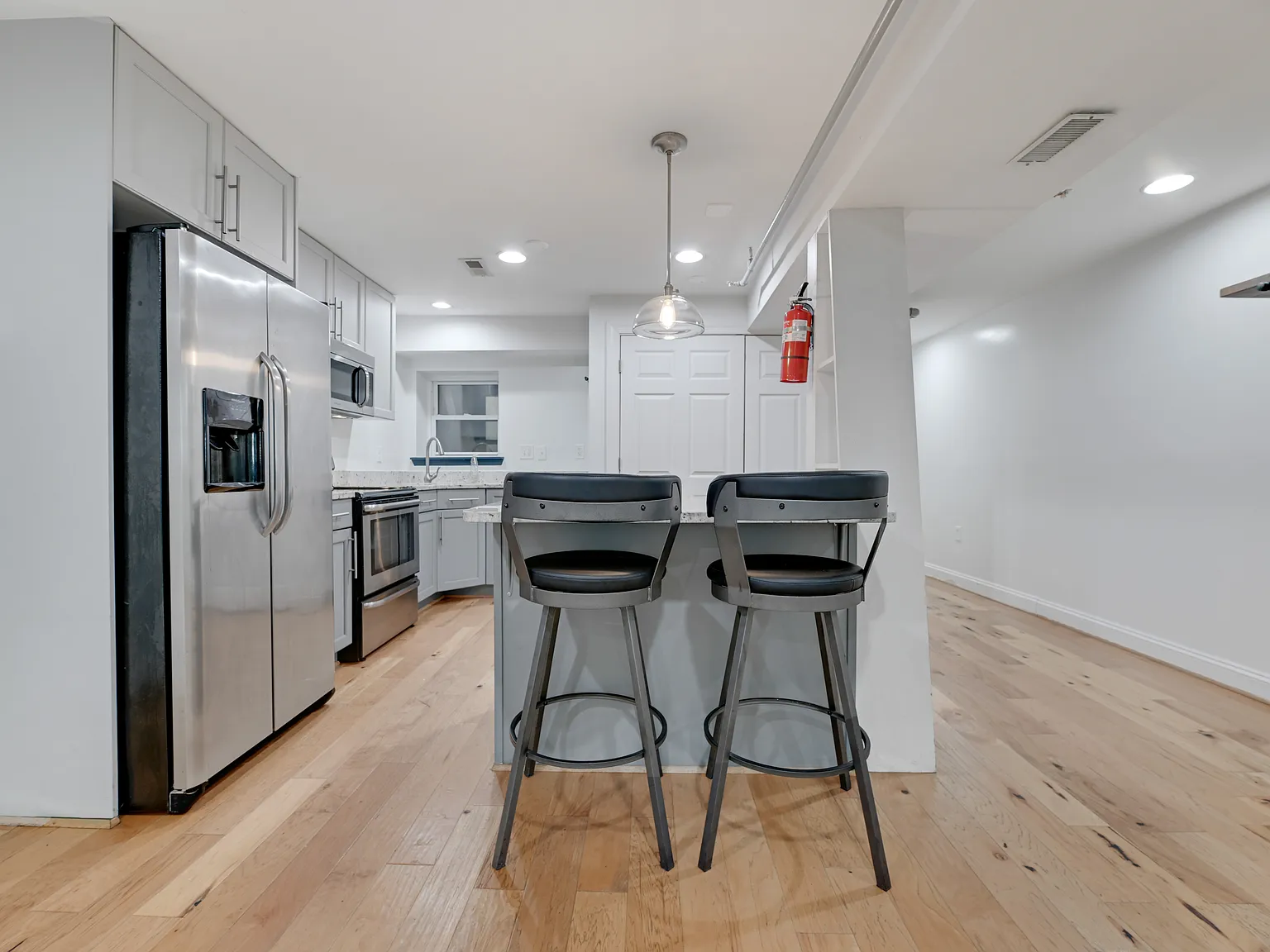 2 bed, 1050 sqft, $3,150 — Photo 2
