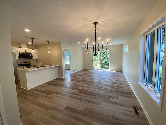 2nd image of 1554 Kings Ct SE