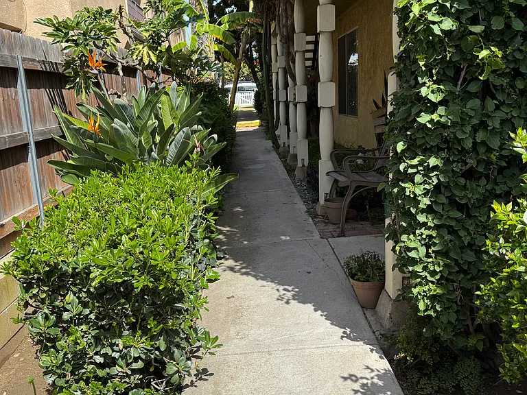 1425 Essex St — Photo 1