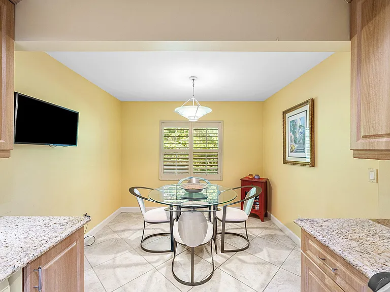 22 Westgate Ln #E — Photo 5