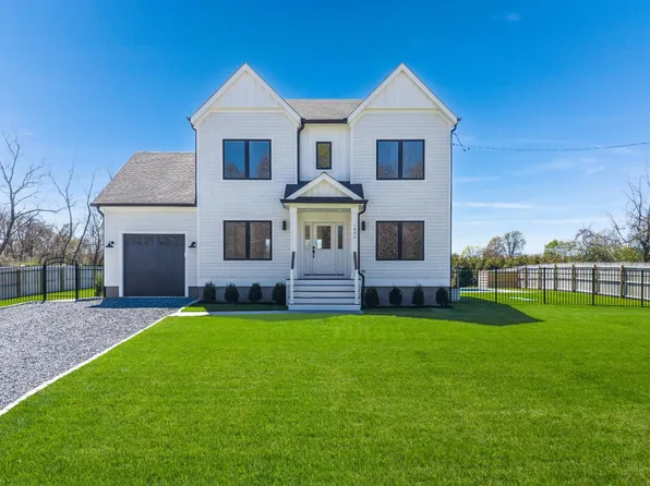 1900 Gillette Dr, East Marion, NY 11939