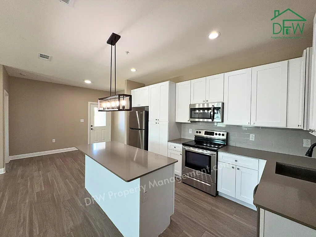 4 bed, 3.0 bath, 1965 sqft, $2,375 — Photo 4