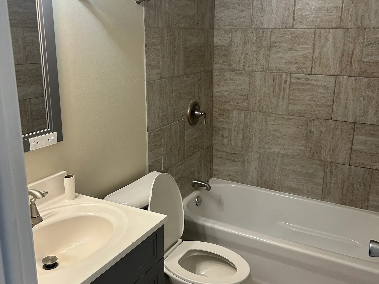 2 bed, 1000 sqft, $1,700 — Photo 3