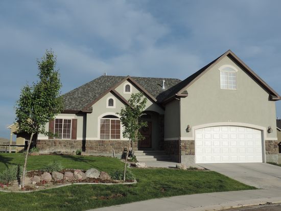 3812 E Pinehurst Dr, Eagle Mountain, UT 84005