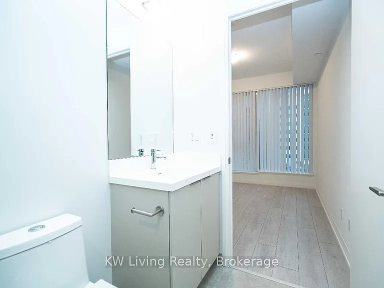 400 King St W #523 — Photo 19