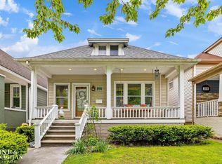 1117 Lakepointe St, Grosse Pointe Park, MI 48230