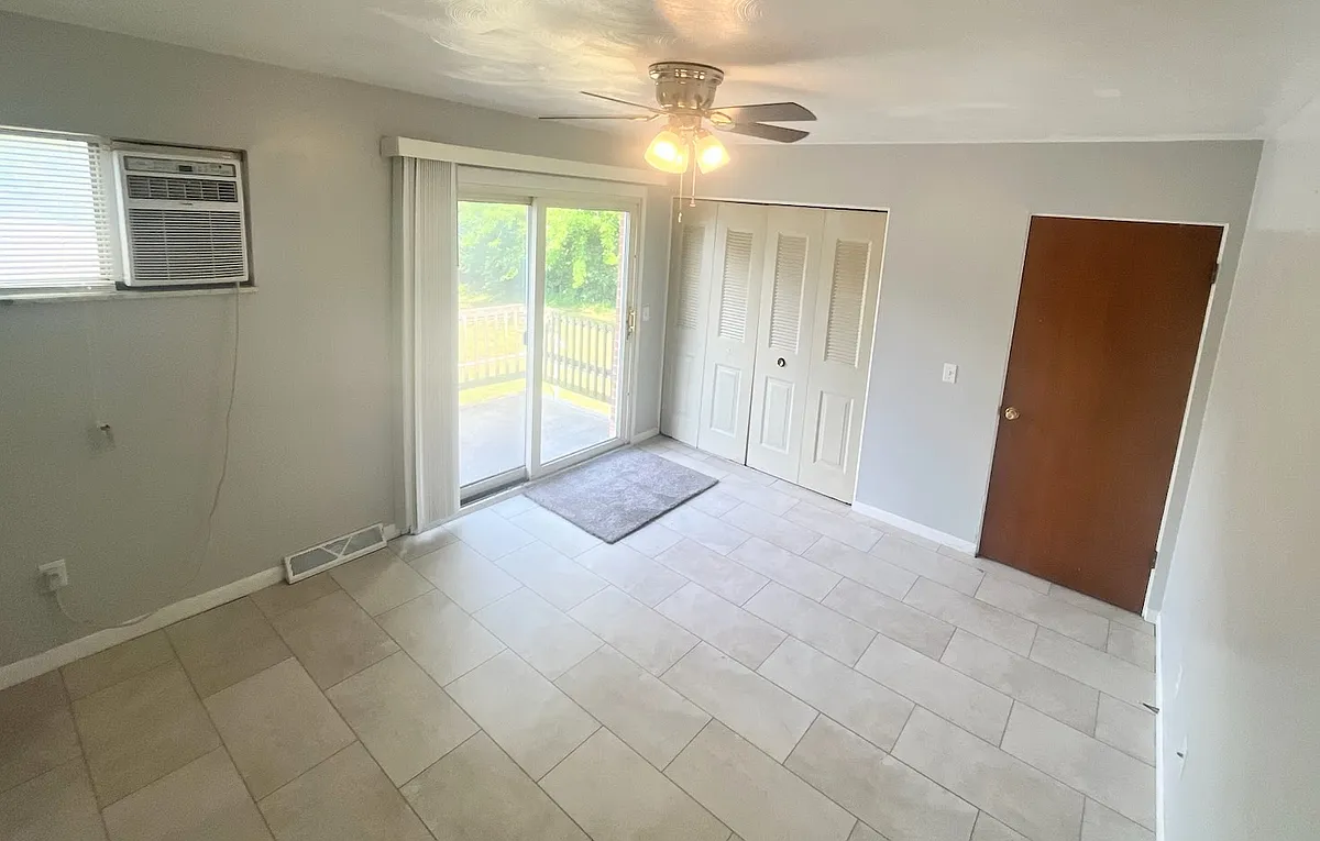 bedroom #1 - 2nd story balcony with sliding doors. Ceiling fan - 3319 Rocksberry Ct #10