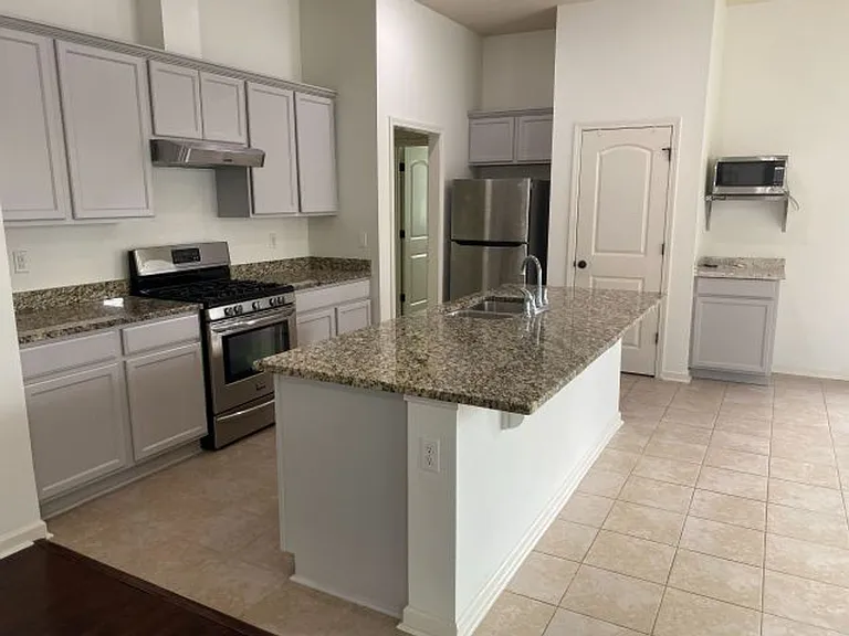 510 Greenwich Dr — Photo 2