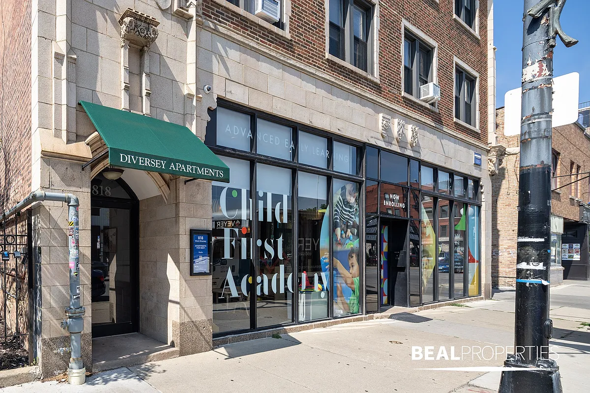 Building Photo - 818 W Diversey Pkwy