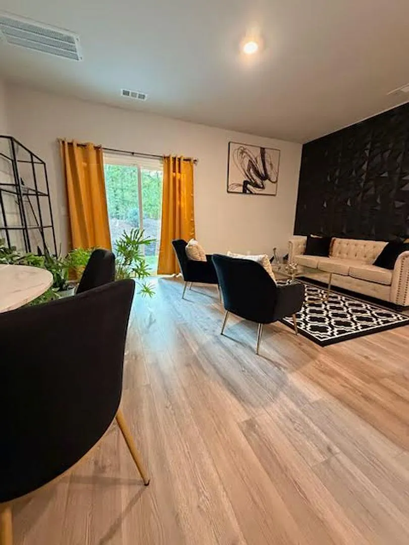 For Lease- Townhome Nestled On A Quiet Dead-End Road, Perfect For Those Seeking Privacy And Peace... — Photo 3