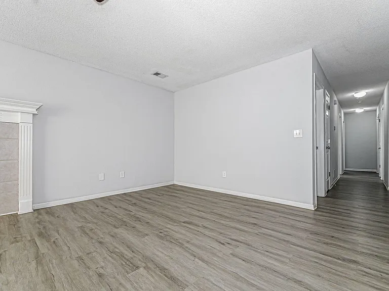 305 NW Woodbury Dr — Photo 5