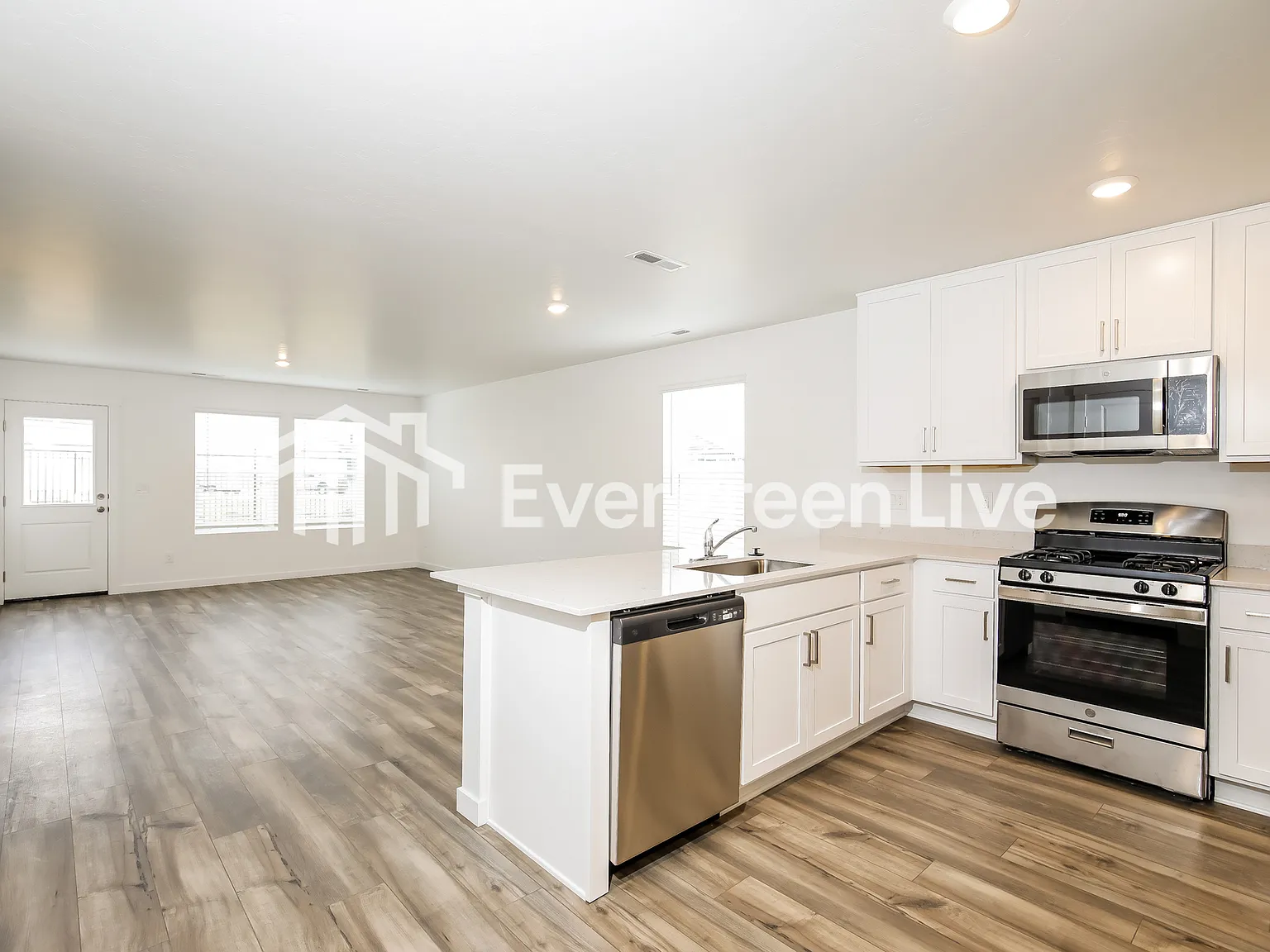 4 bed, 2.5 bath, 1874 sqft, $2,295 — Photo 4