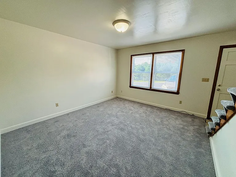 2 Bedroom, 1 Bath Apartment — Photo 28