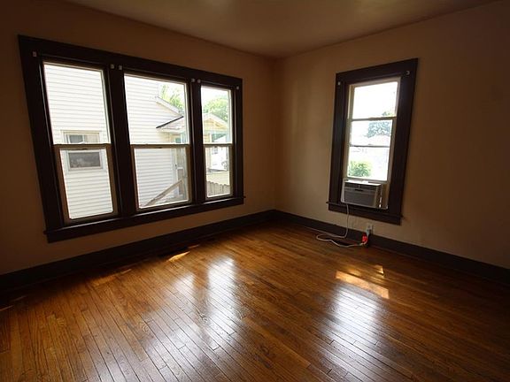 5th image of 320 S Park St