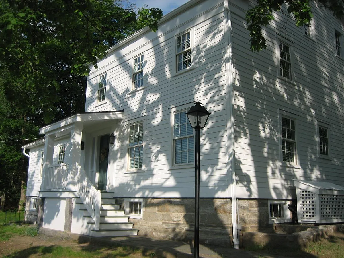 209 Maple Ave photo 1