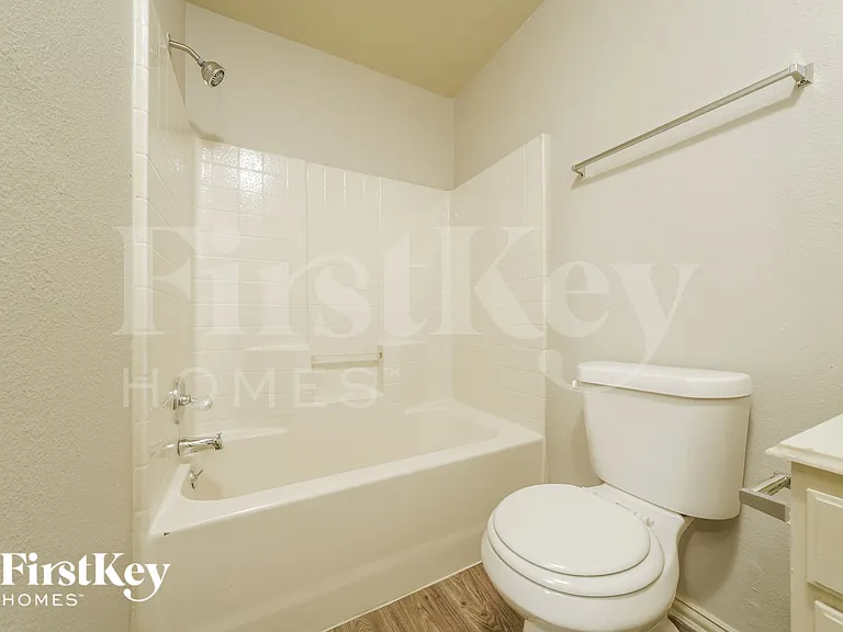 804 Center St — Photo 16