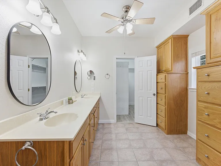 1025 Burchbury Trl — Photo 16