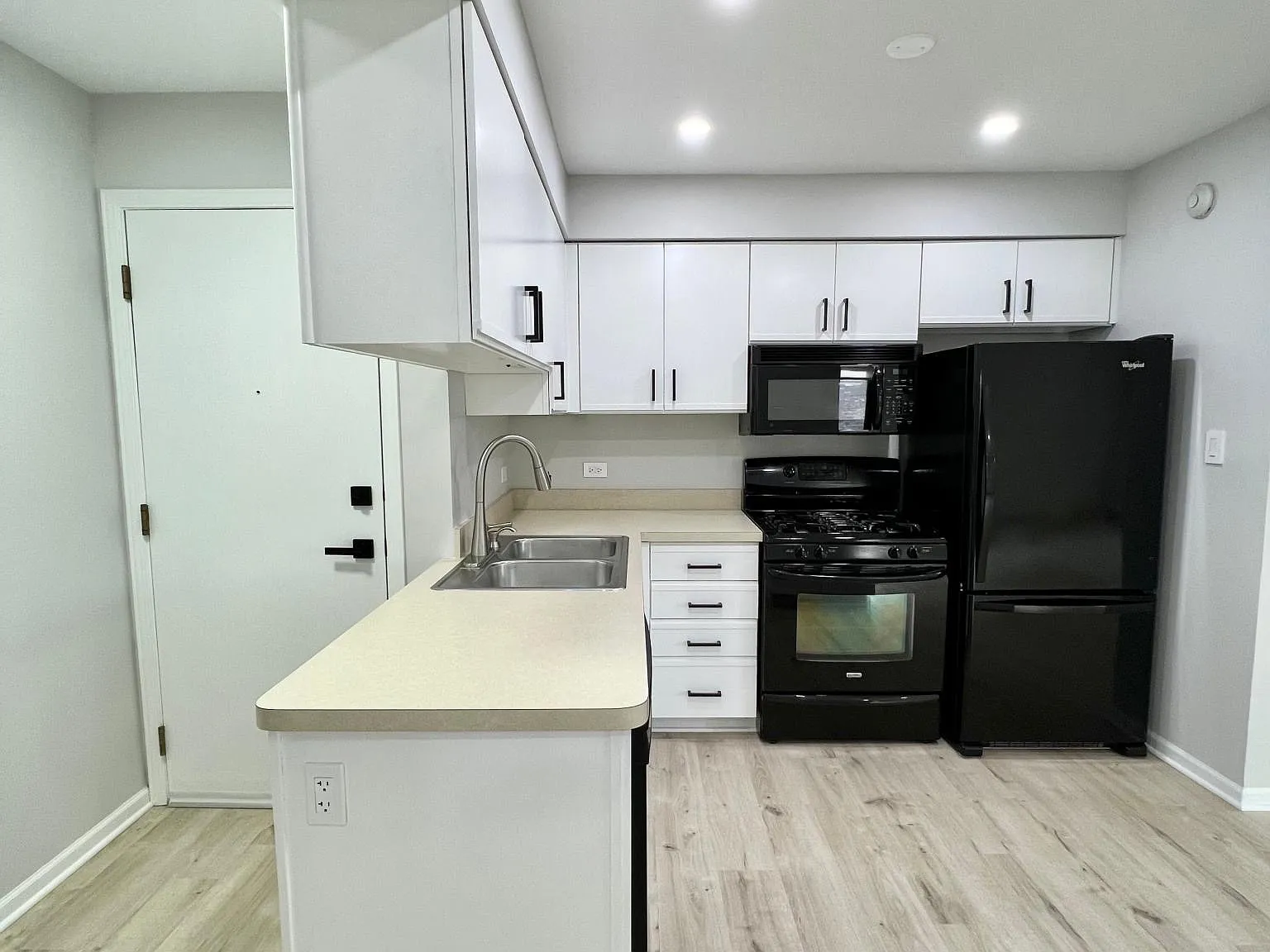 2 bed, 1.5 bath, 950 sqft, $2,100 — Photo 2