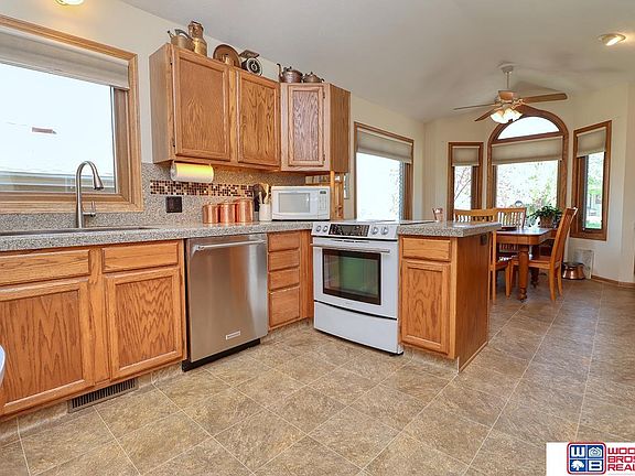 4th image of 6925 Forest Lake Blvd