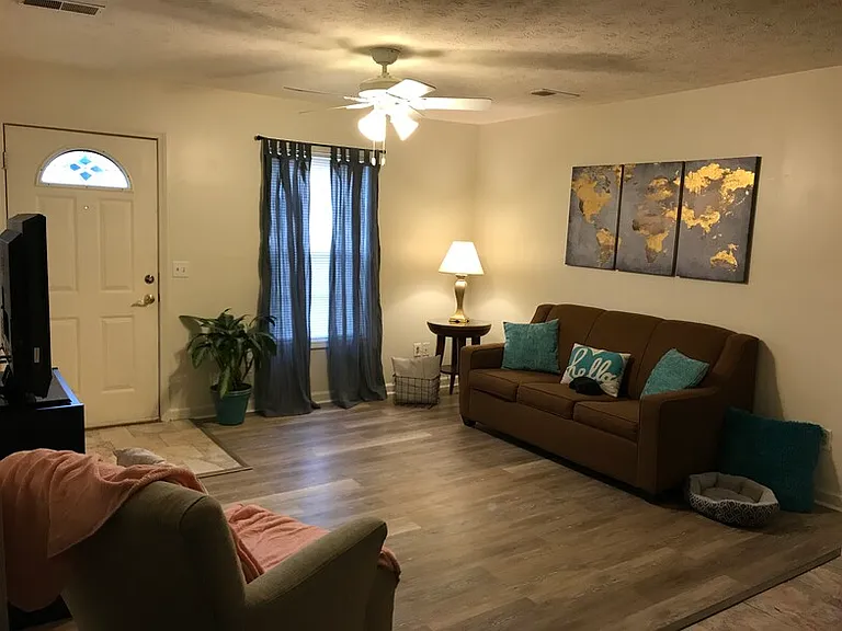 College Pointe Apartments — Photo 16