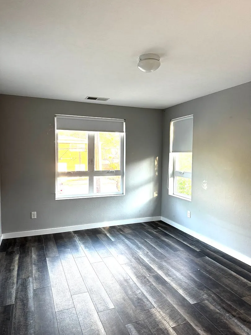Newer Construction And Prime Location!! Amazing 3 Bed/2 Bath Top 1/2 Of Duplex. — Photo 1