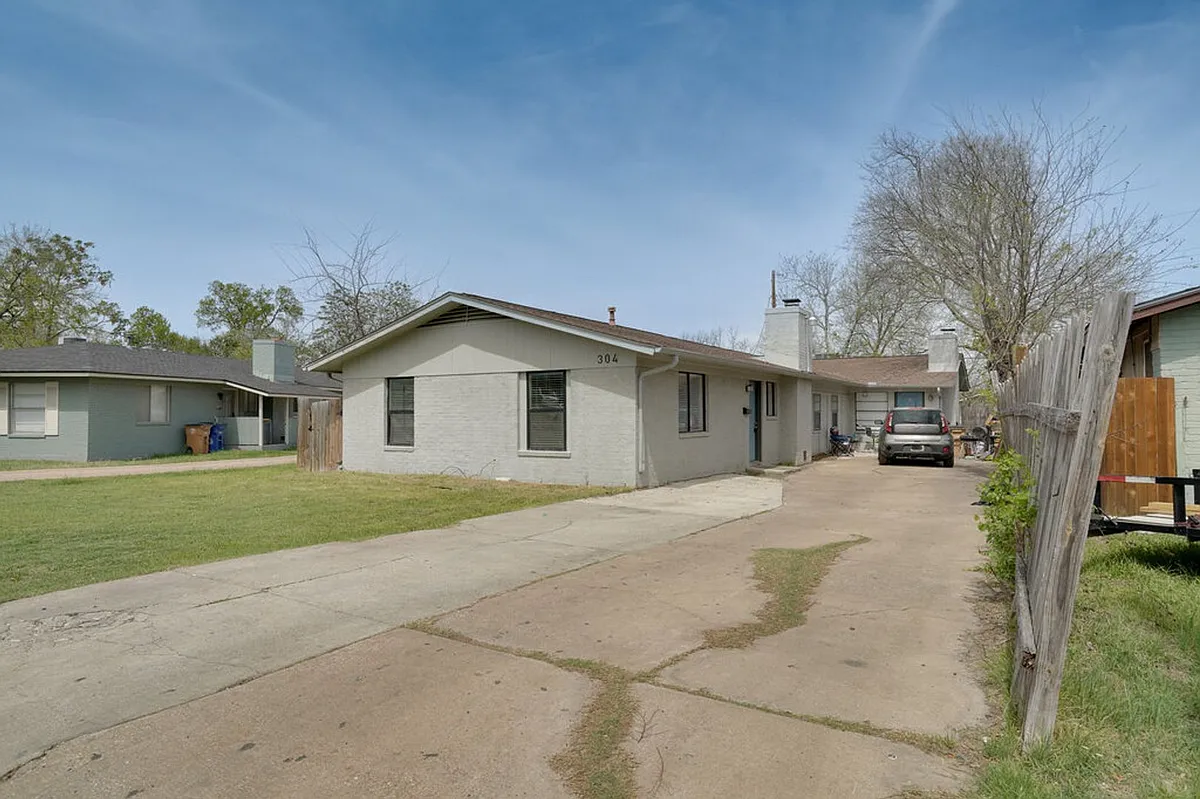 Building Photo - 304 John Nance Garner Cir #A2