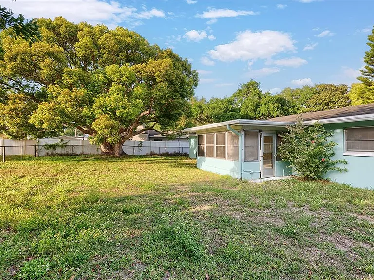 1248 Lazy Lake Rd W — Photo 18