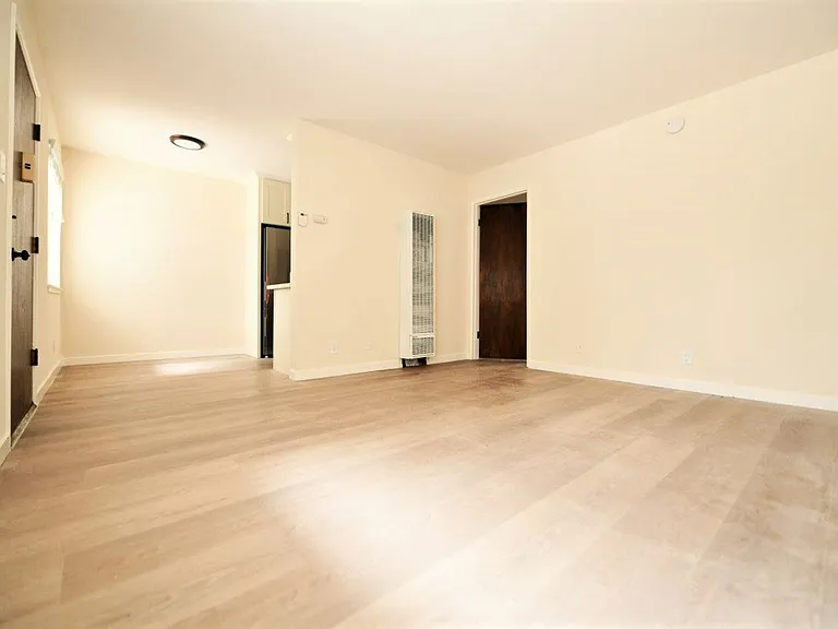 5390 Broadway — Photo 4