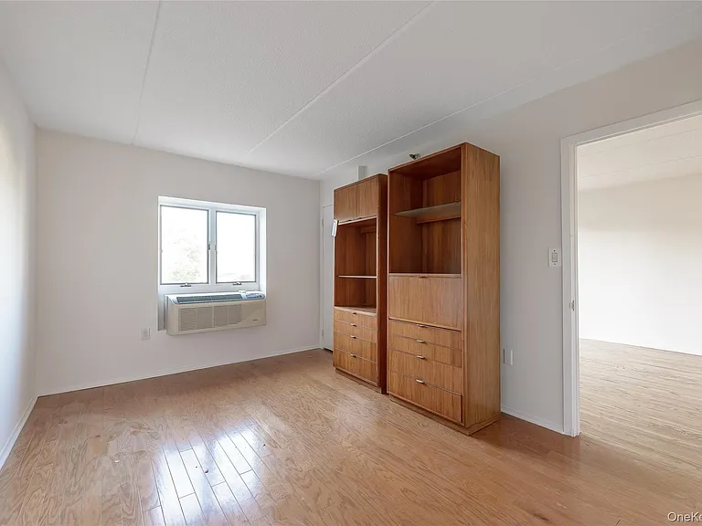 205 Mineola Blvd #3G — Photo 13