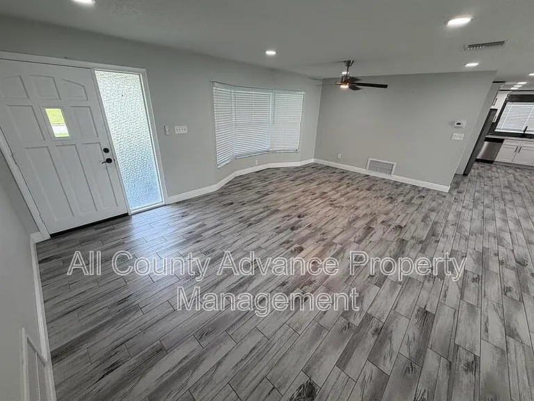 2320 Surrey Ln — Photo 8
