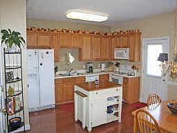 LRG OPEN KIT W/H'WOOD FLRS, STAINED CABINETS, ELEC RANGE, DW 