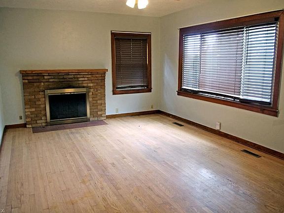 4th image of 302 Chestnut St