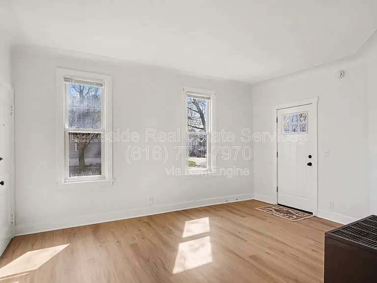 1101 Dayton St SW — Photo 2