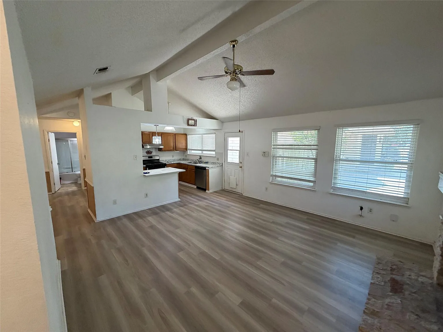 3 bed, 2.0 bath, 1200 sqft, $1,895 — Photo 3