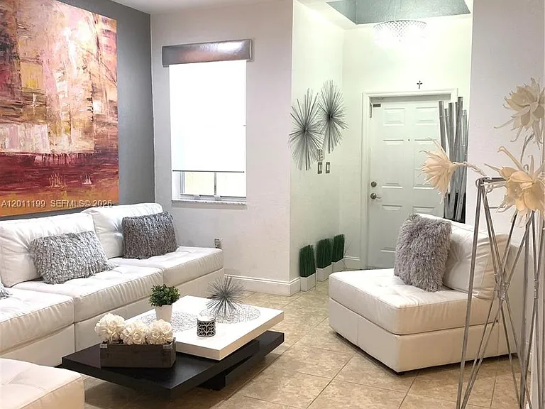 12450 SW 125th Ter #12450 — Photo 2