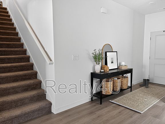 5th image of 138 E Crown Point Dr
