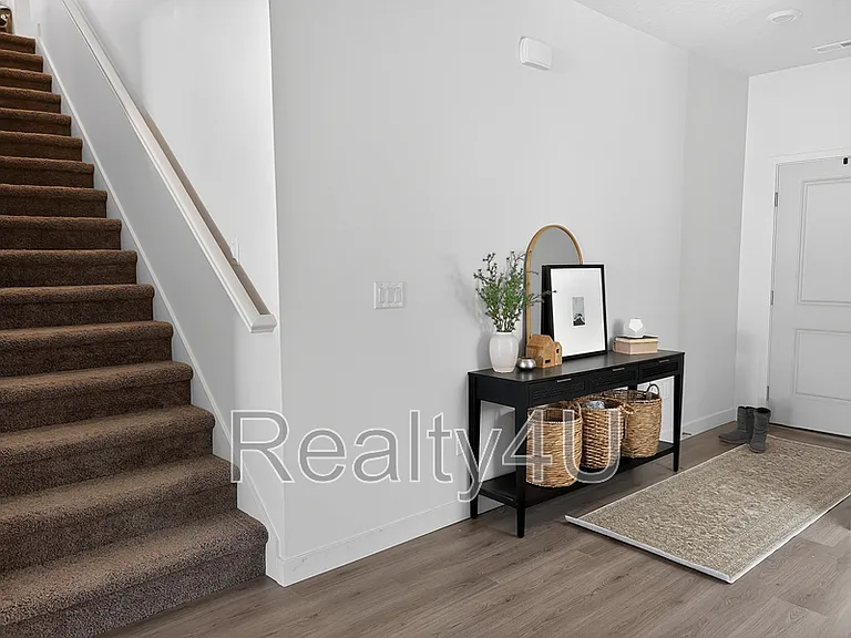 138 E Crown Point Dr — Photo 5