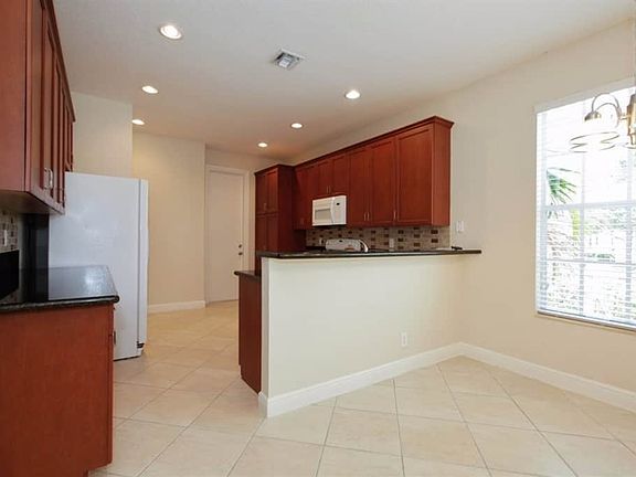 4th image of 4769 Lakeside Cir E