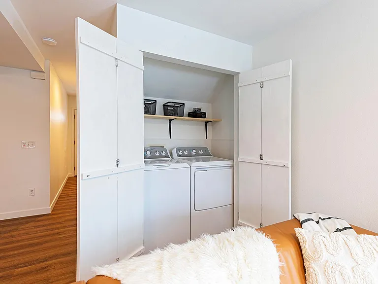 909 Defoe St #B — Photo 9