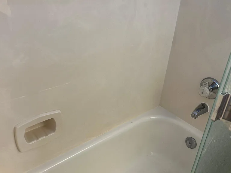 BATHROOM TUB/SHOWER