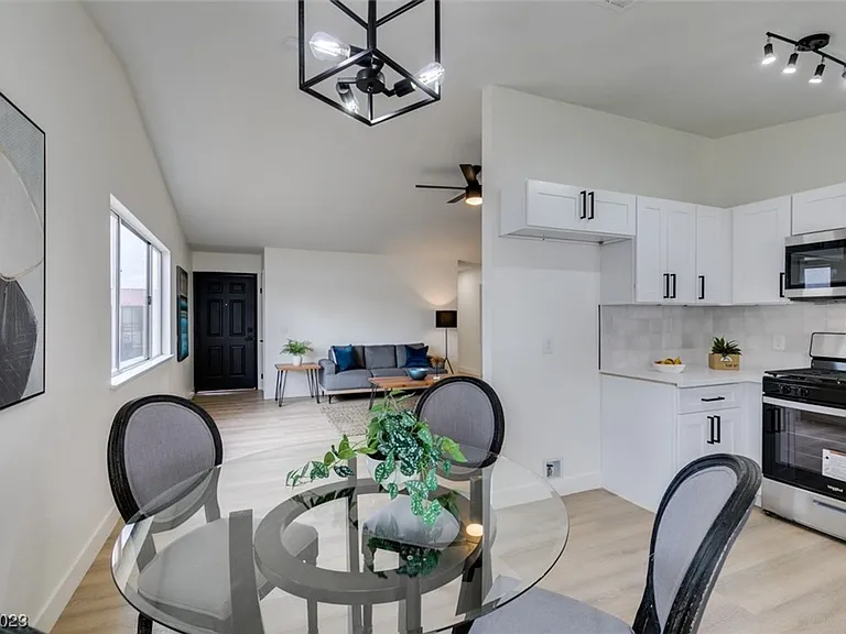 598 Jackson Dr — Photo 17