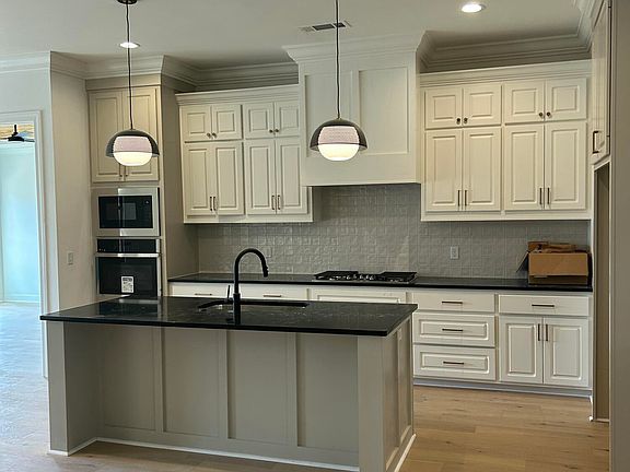 5th image of 200 Bronson Bnd