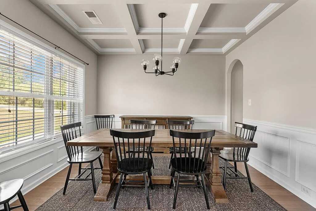 4 bed, 2.5 bath, 2860 sqft, $3,200 — Photo 2