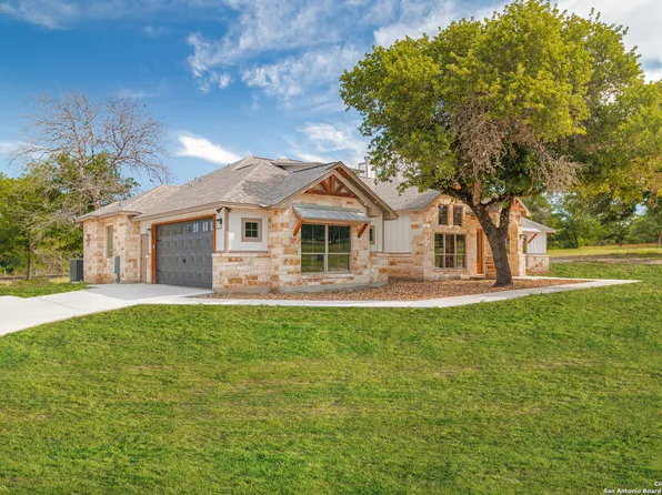 129 Hondo Dr, La Vernia, TX 78121