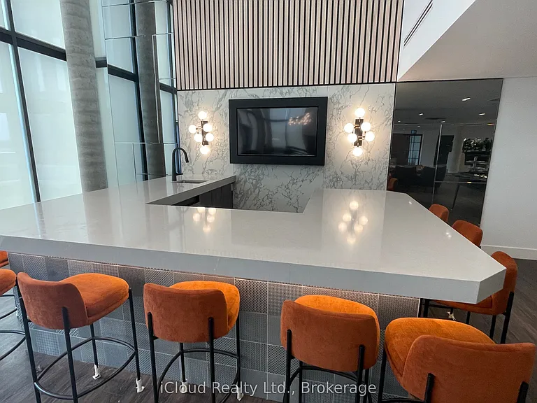15 Wellington St S #211 — Photo 8
