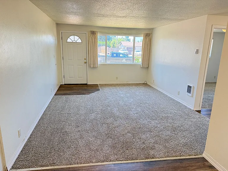 435 S 40th St — Photo 5