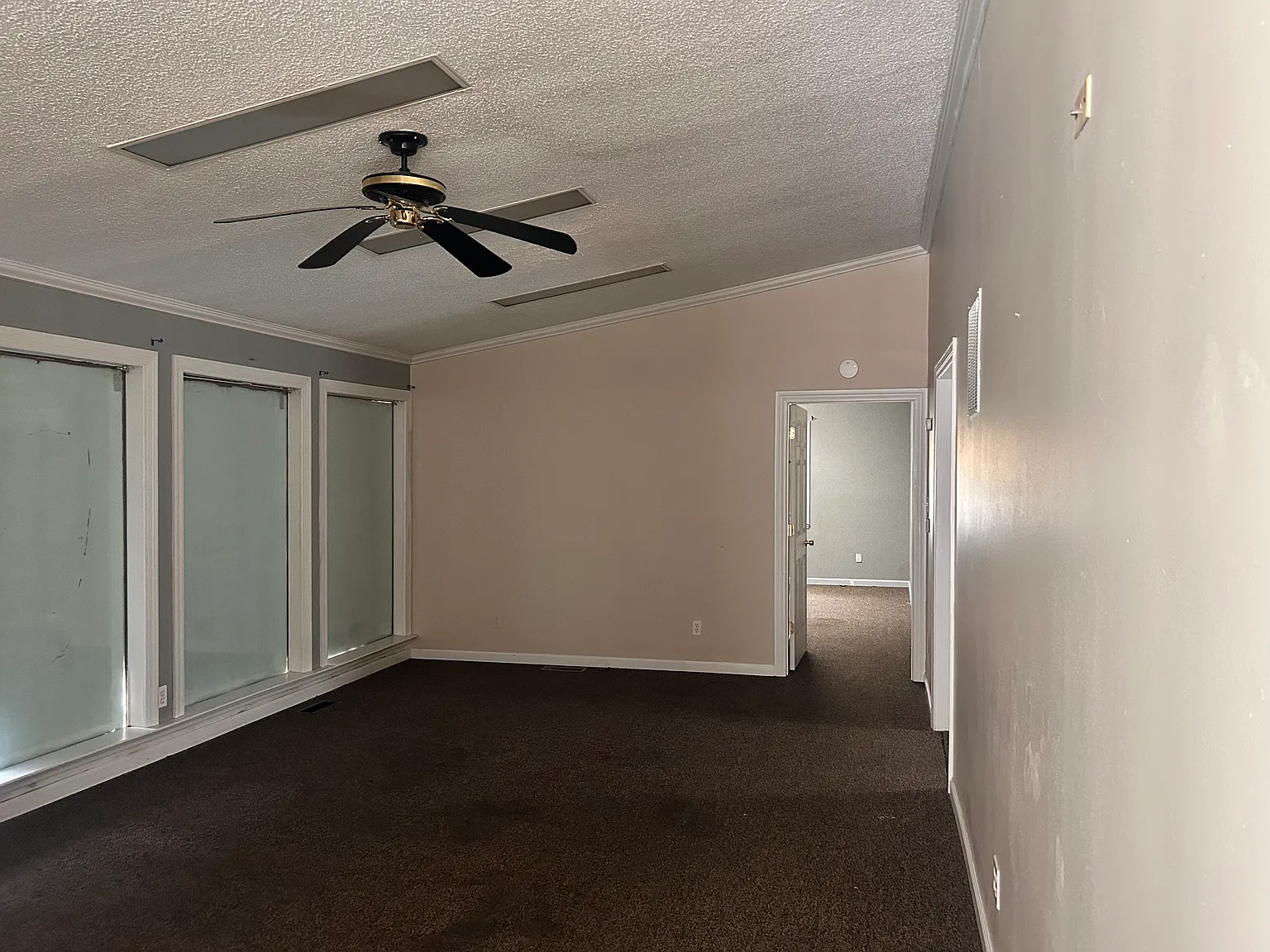 Studio, 2550 sqft, $1,950 — Photo 2