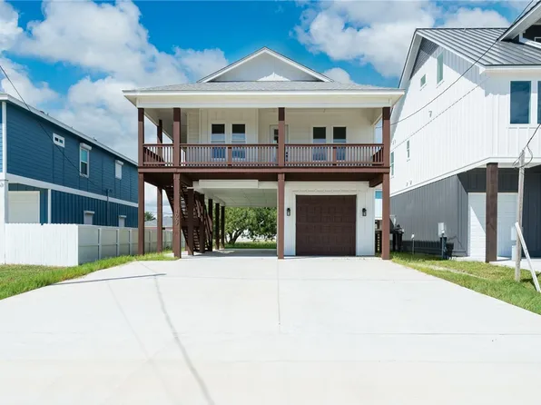 1007 S Live Oak St, Rockport, TX 78382